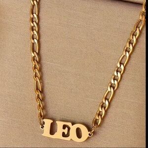⭐️🌙Zodiac Nameplate Leo Gold Figaro necklace🌙